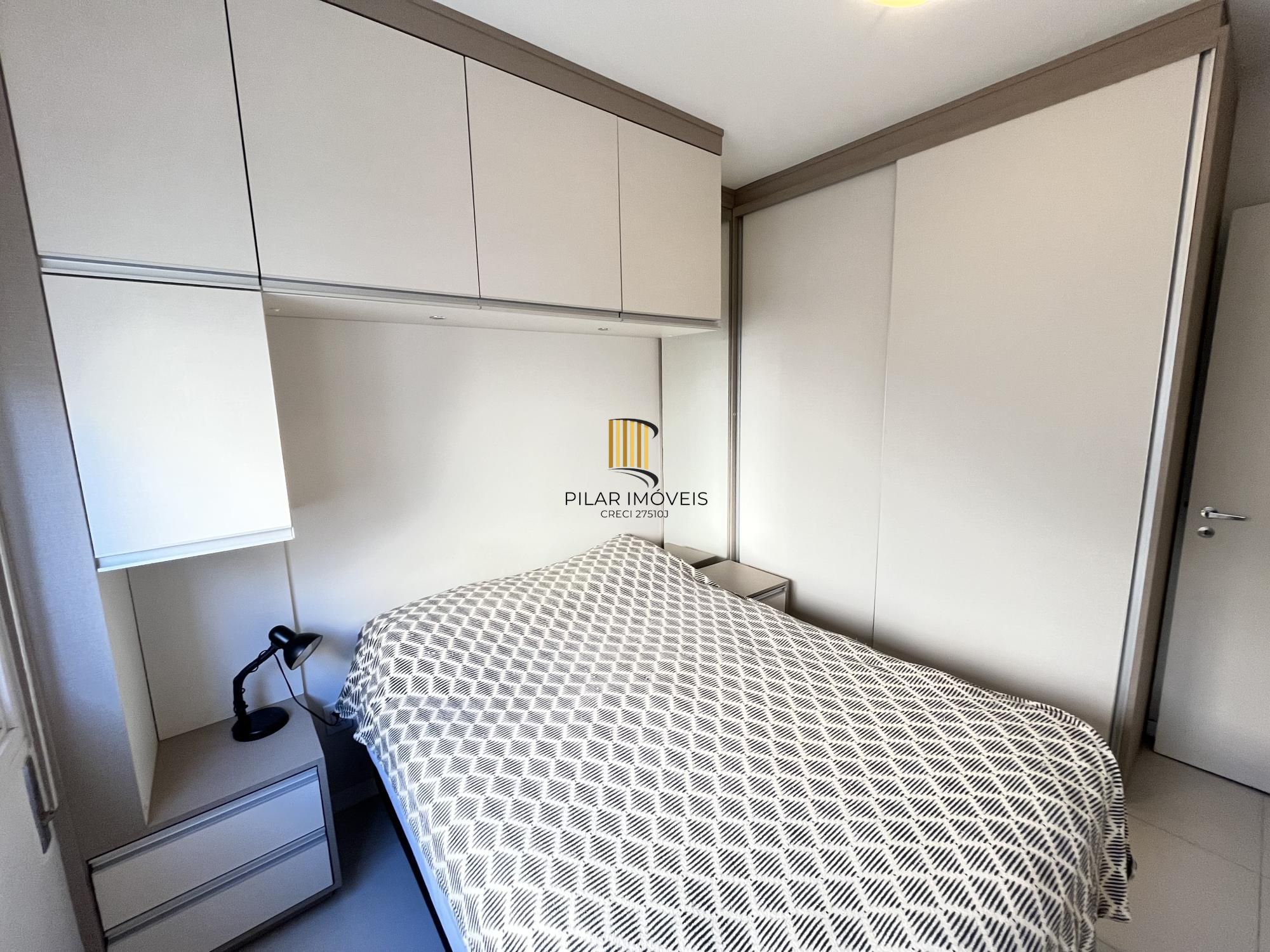 Apartamento de 2 quartos, suíte e 1 vaga de garagem no bairro Santana em POA/RS