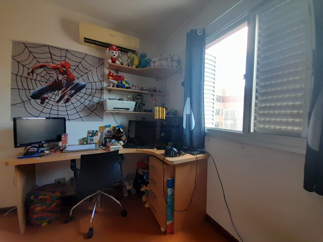 Apartamento de dois quartos e uma vaga de garagem em condomínio com infraestrutura de lazer e segurança.