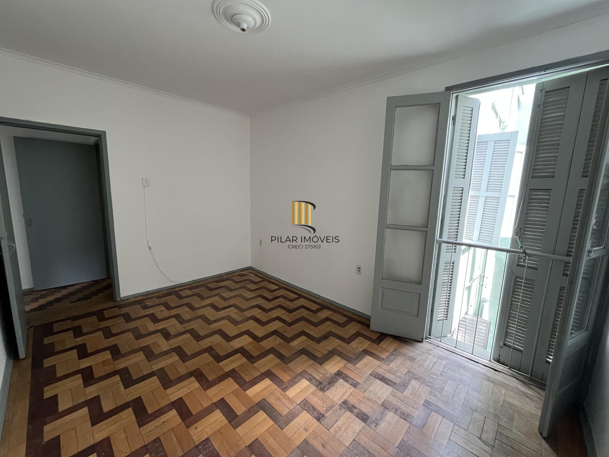 Apartamento de dois quartos em prédio com elevador no bairro Bom Fim em POA/RS