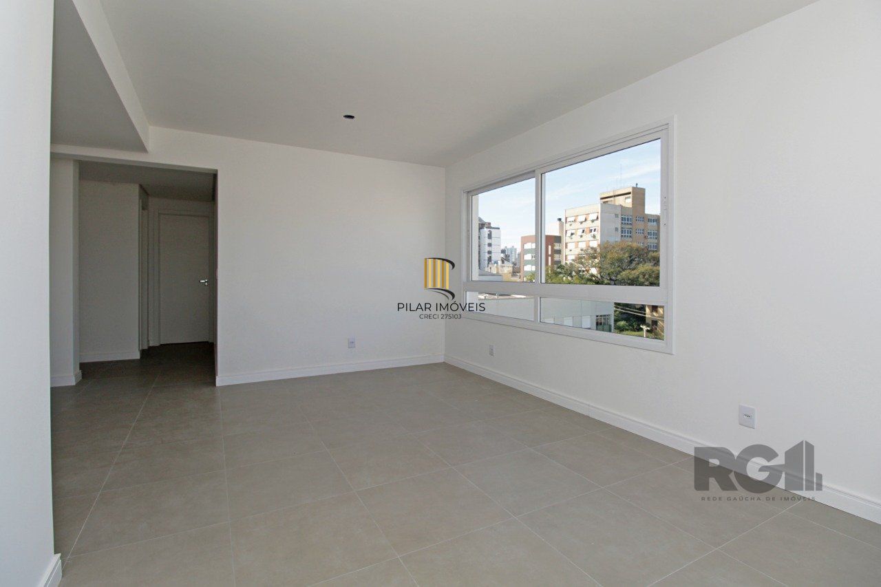 Apartamento de dois dormitórios, suíte e uma vaga de garagem no bairro Petrópolis em Porto Alegre.