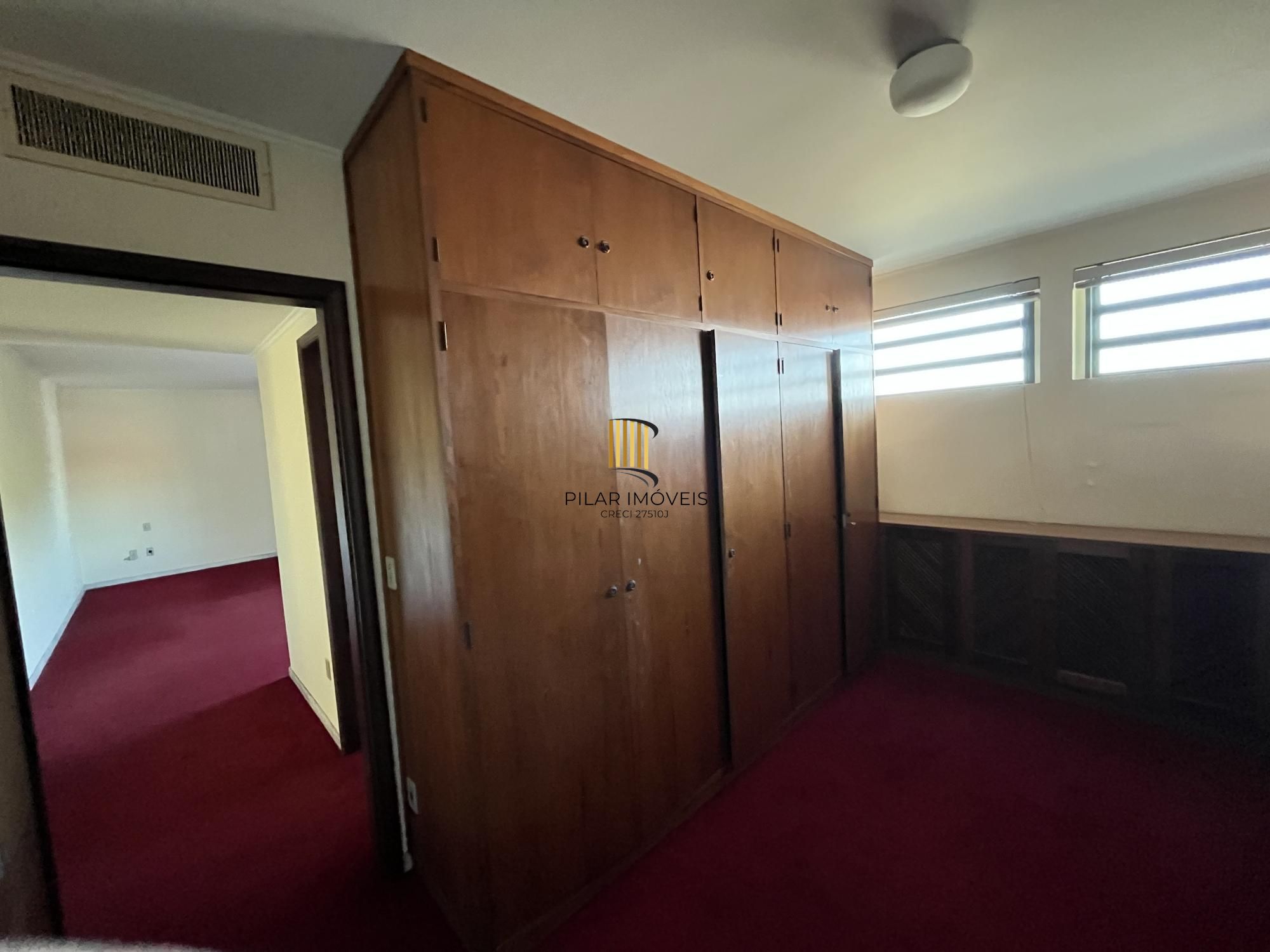 Casa de 4 quartos, 2 suítes e 2 vagas de garagem no bairro Boa Vista em POA