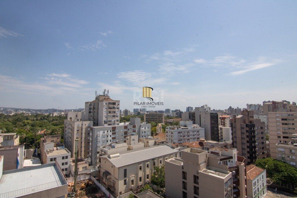 Apartamento de três dormitórios no bairro Independência em Porto Alegre. 