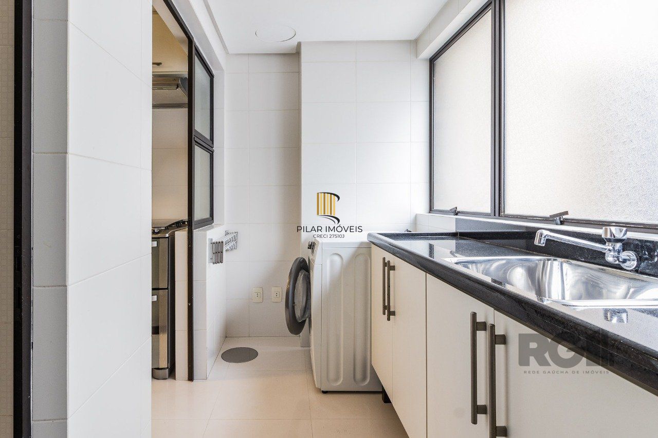 Apartamento de três quartos, suíte e duas vagas de garagem no bairro Mont Serrat em Porto Alere,