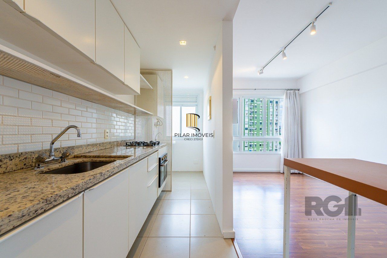 Apartamento de um quarto, suíte e uma vaga de garagem no bairro Santa Cecilia em Porto Alegre.