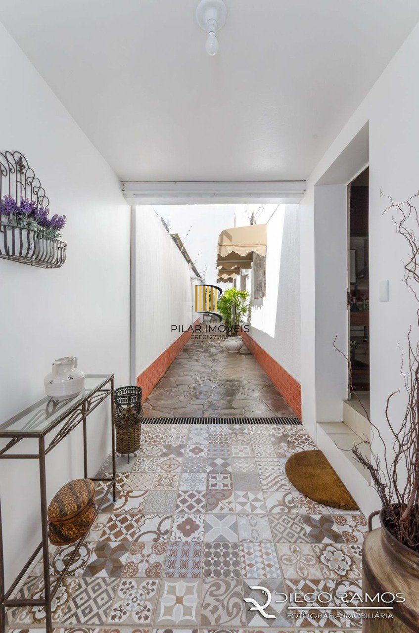 Casa para Venda - 216m², 4 dormitórios, sendo 1 suites, 4 vagas - Menino Deus