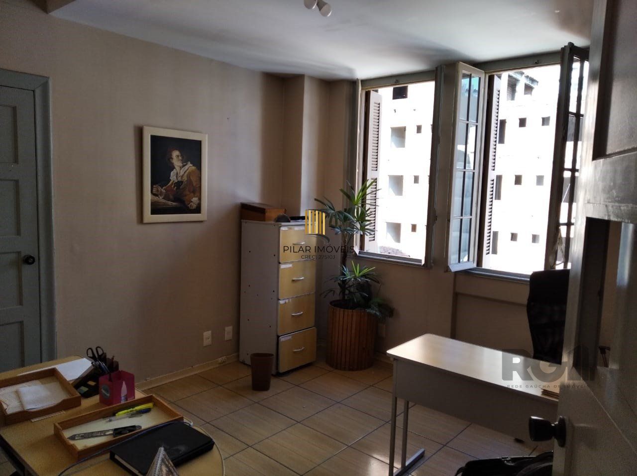 Vende sala com excelente localização próximo do Mercado Público, frente, andar alto. Condomínio oferece: Portaria em horário comercial, elevadores e câmeras de vigilância.