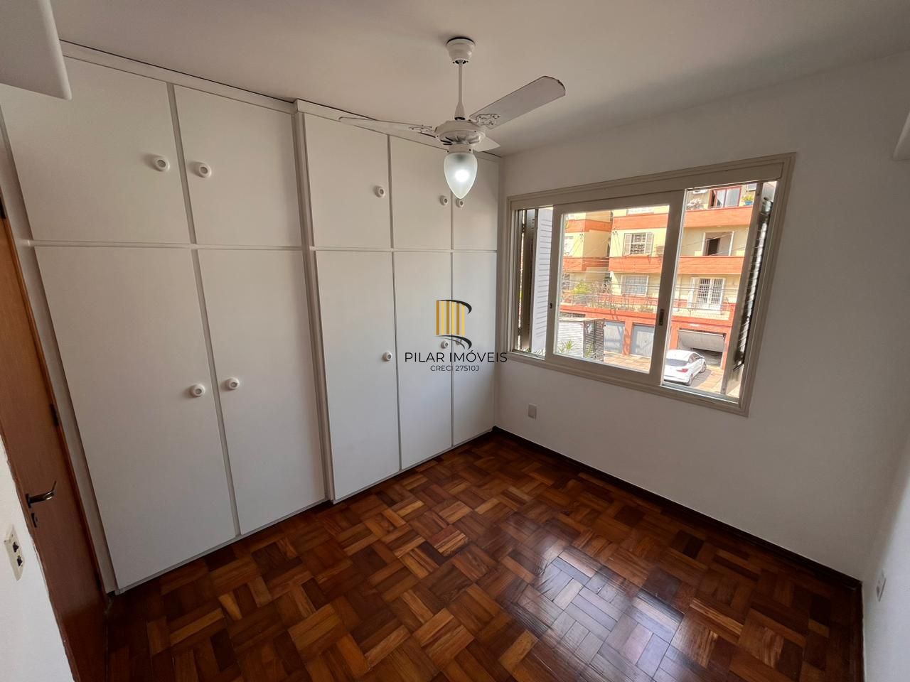 Apartamento de dois quartos e uma vaga de garagem no bairro Petrópolis em POA/RS