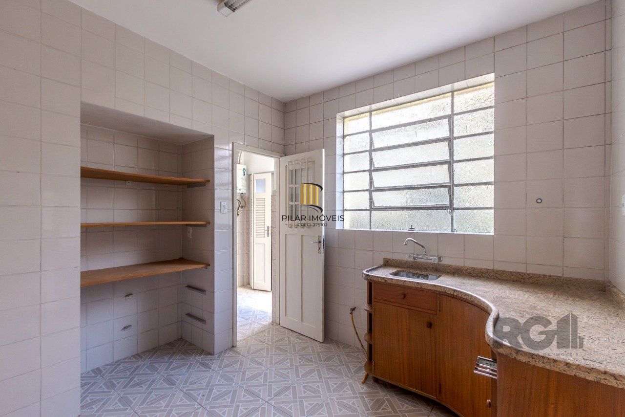 Apartamento de dois quartos e dois banheiros no bairro Rio Branco em Porto Alegre.