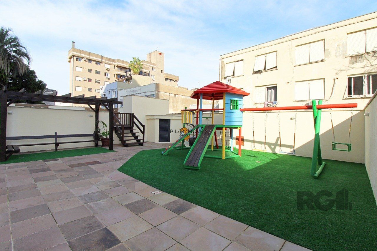 Apartamento de três dormitórios, suíte e 1 vaga de garagem no bairro Menino Deus