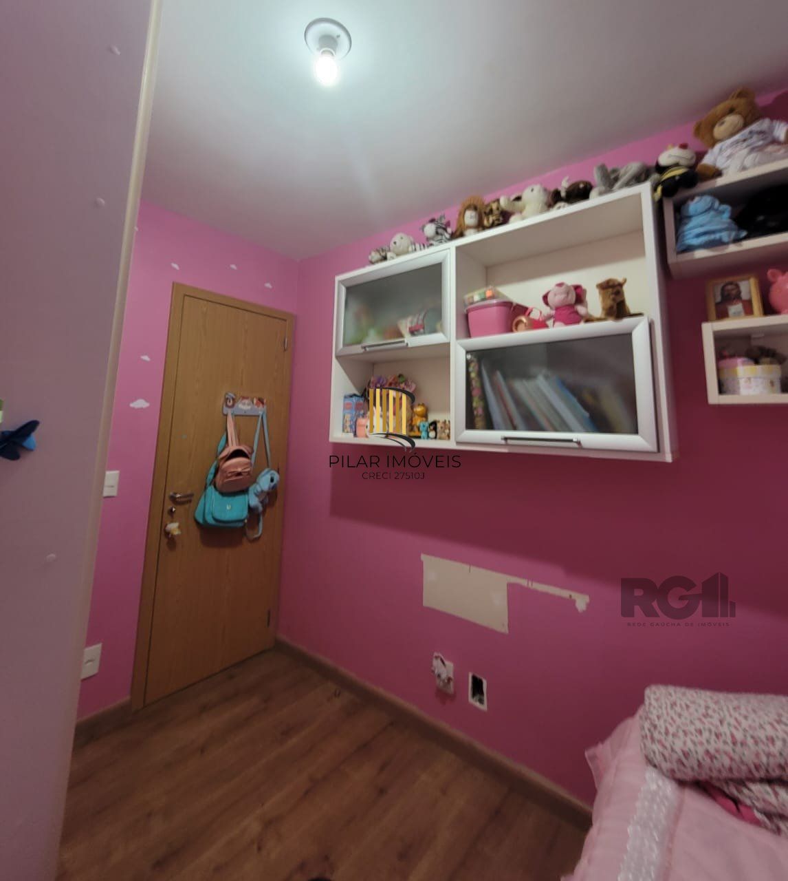 Apartamento de três dormitórios, suíte e uma vaga de garagem no bairro Jardim Carvalho em Porto Alegre.