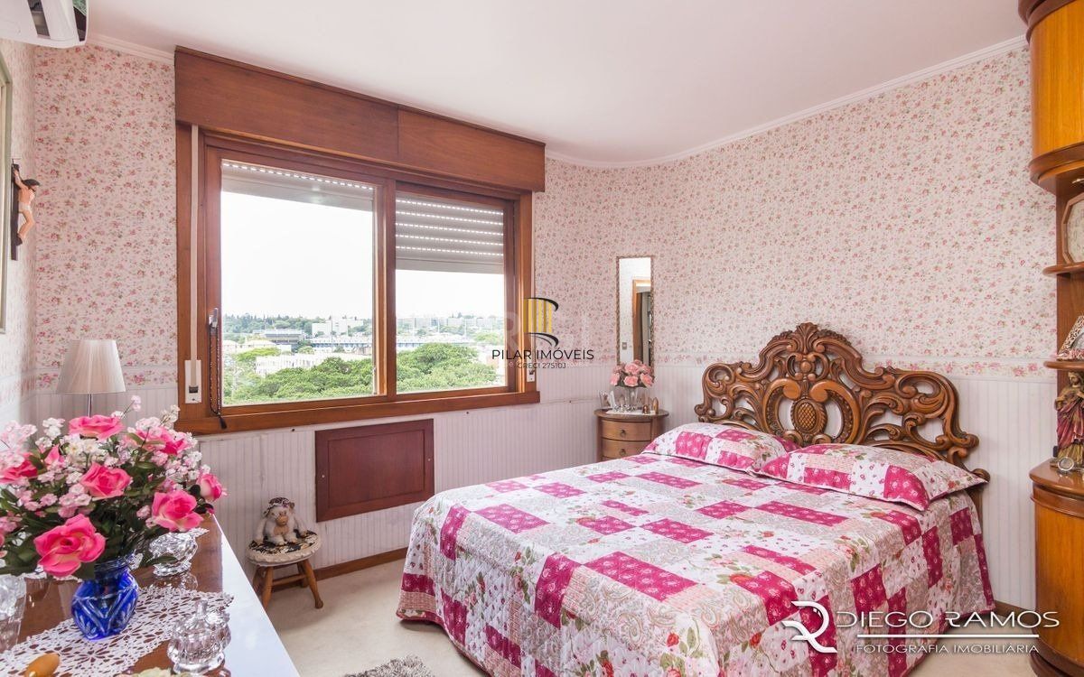 Apartamento de 2 dormitórios ,80 M² com possibilidade de transformação em 3 dormitórios. Living: Para dois ambientes e estar íntimo. Copa-Cozinha: Funcional e bem equipada. Ampla Área de Serviç