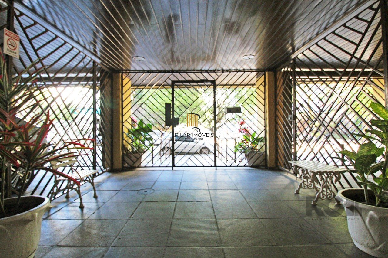 Vende Apartamento de cobertura duplex de 2 dormitórios com garagem escriturada e semi-mobiliado, no bairro Cidade Baixa.