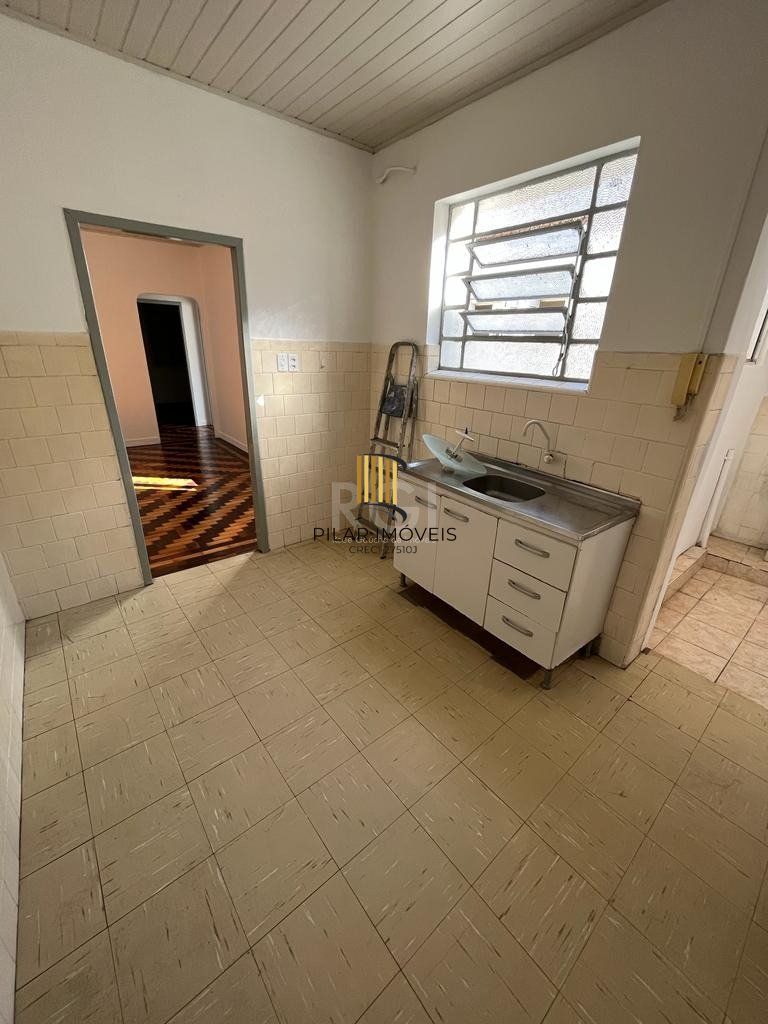 Apartamento de dois dormitórios, banheiro e sala no bairro da Azenha em Porto Alegre.