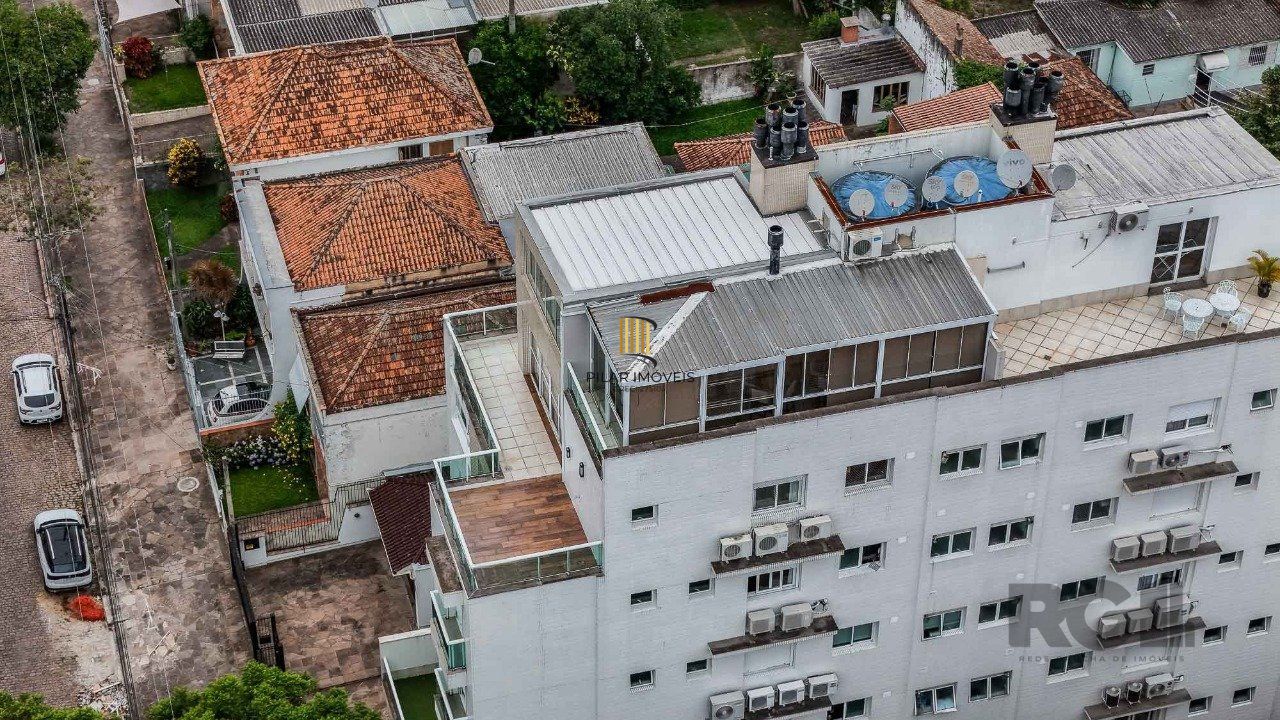Cobertura de um dormitório, suíte e duas vagas de garagem no bairro Higienópolis em Porto Alegre.