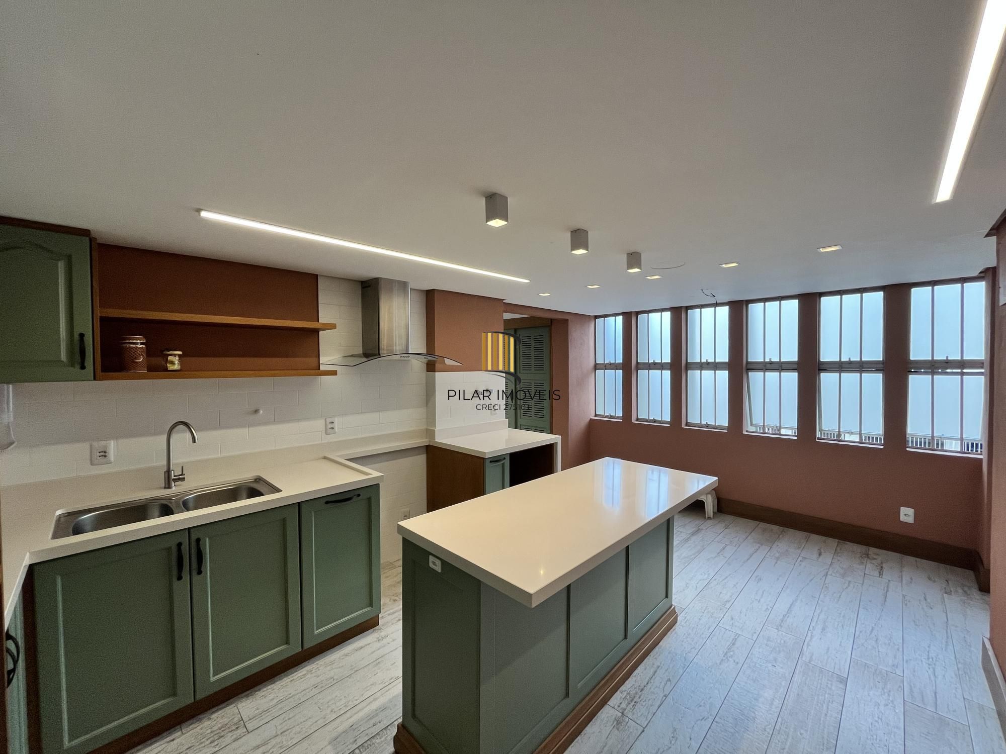 Apartamento de 4 quartos, suíte, amplo closet, dependência e 2 vagas de garagem