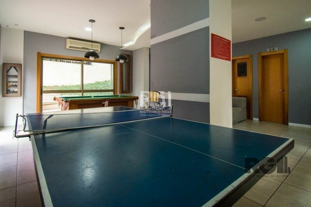 Apartamento de três dormitórios, suíte e duas vagas de garagem no bairro Higienópolis em Porto Alegre.