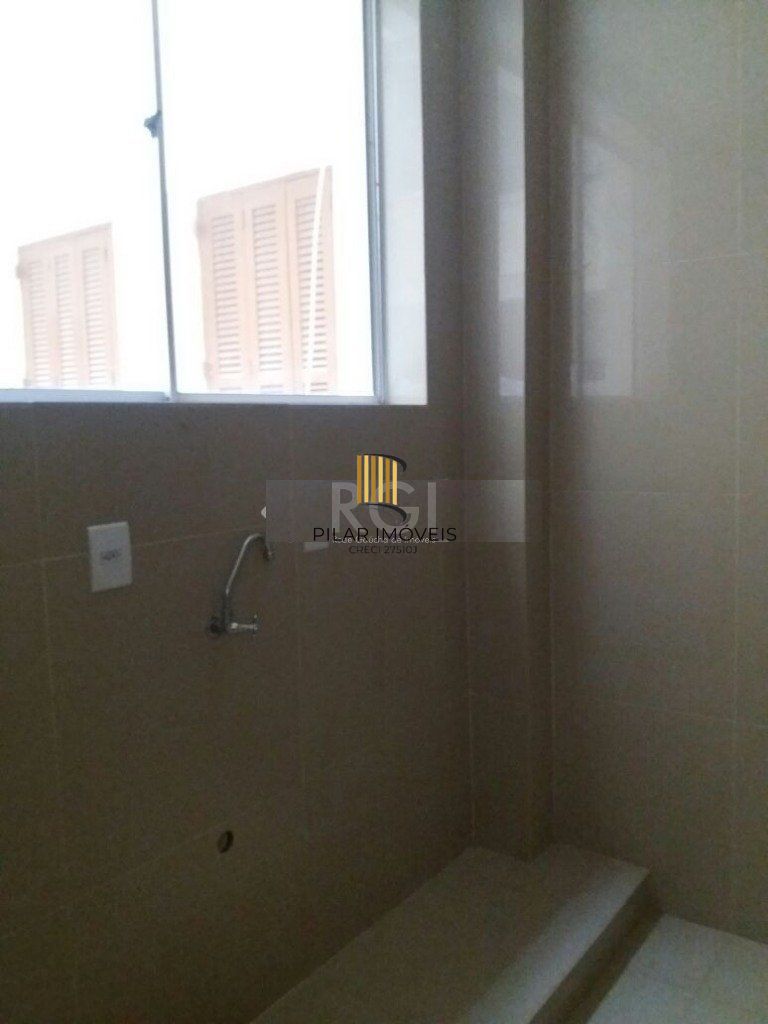 Apartamento de três dormitórios no bairro Independência em Porto Alegre. 