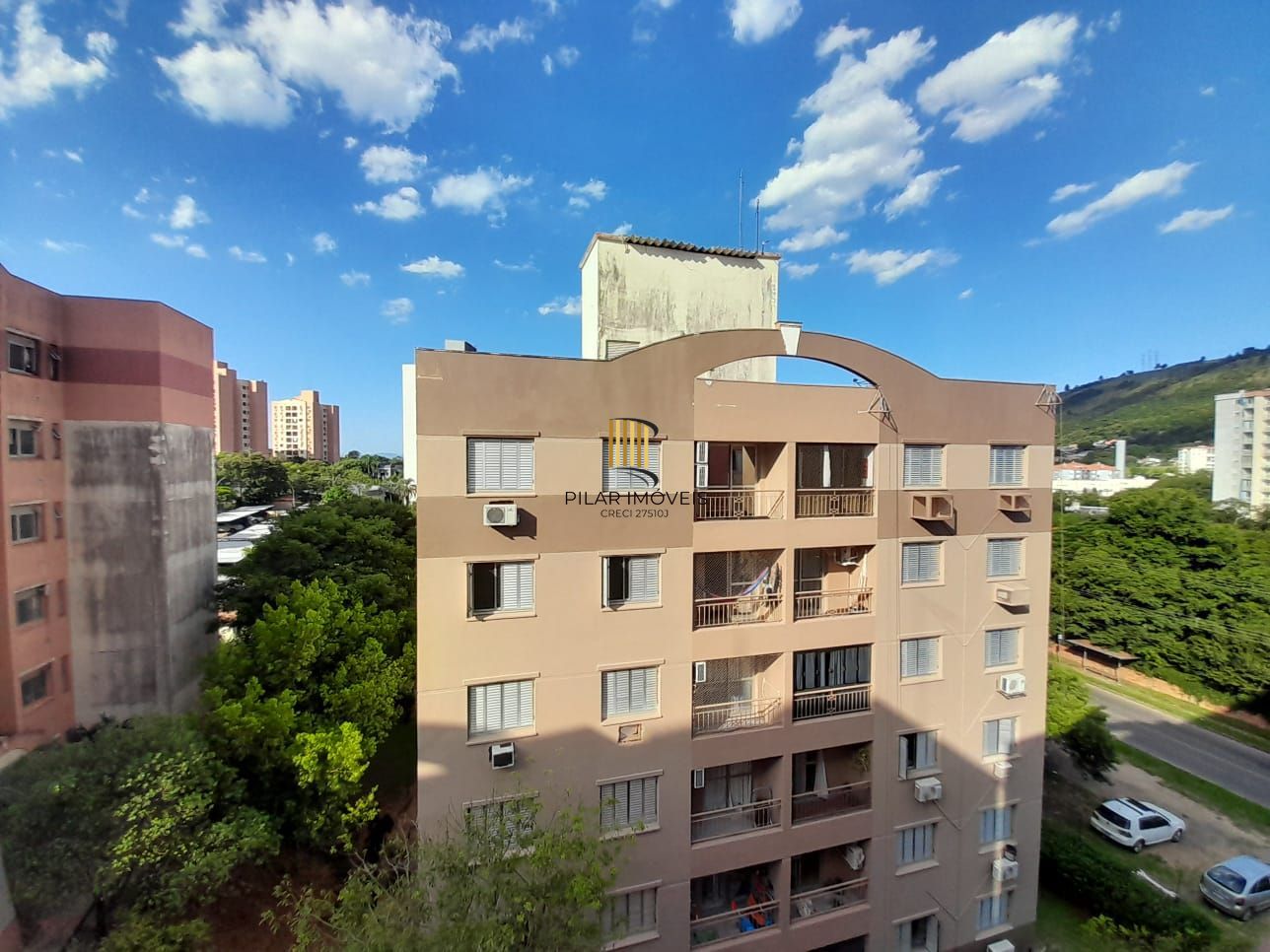 Apartamento de dois quartos e uma vaga de garagem em condomínio com infraestrutura de lazer e segurança.