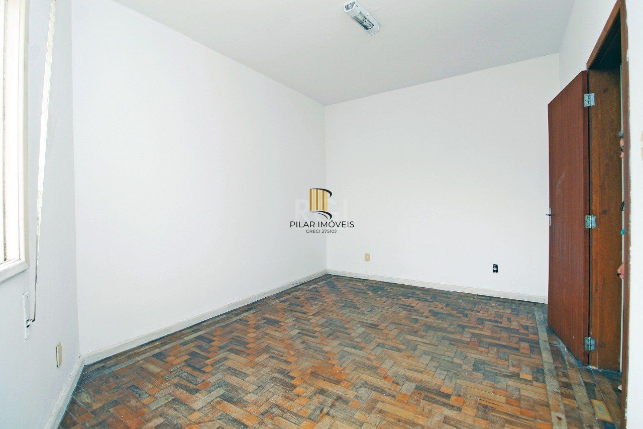 Apartamento de 2 (dois) dormitórios, com excelente localização, no Bairro Petrópolis. Amplo living, cozinha e área de serviço, banho social.