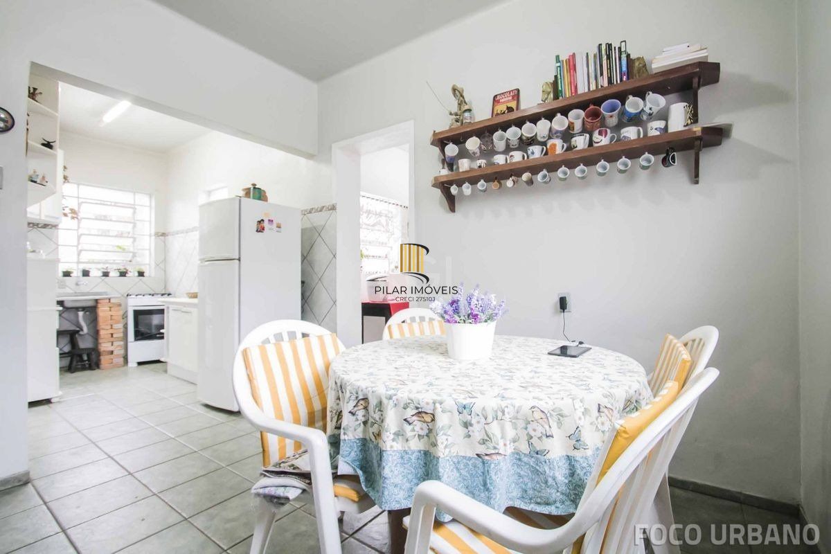 Casa para Venda - 250m², 4 dormitórios, 2 vagas - Petrópolis