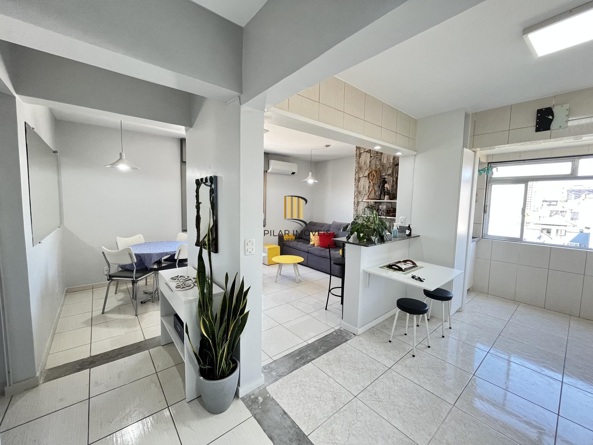 Apartamento de 2 quartos, suíte e 1 vaga de garagem no bairro Farroupilha em POA