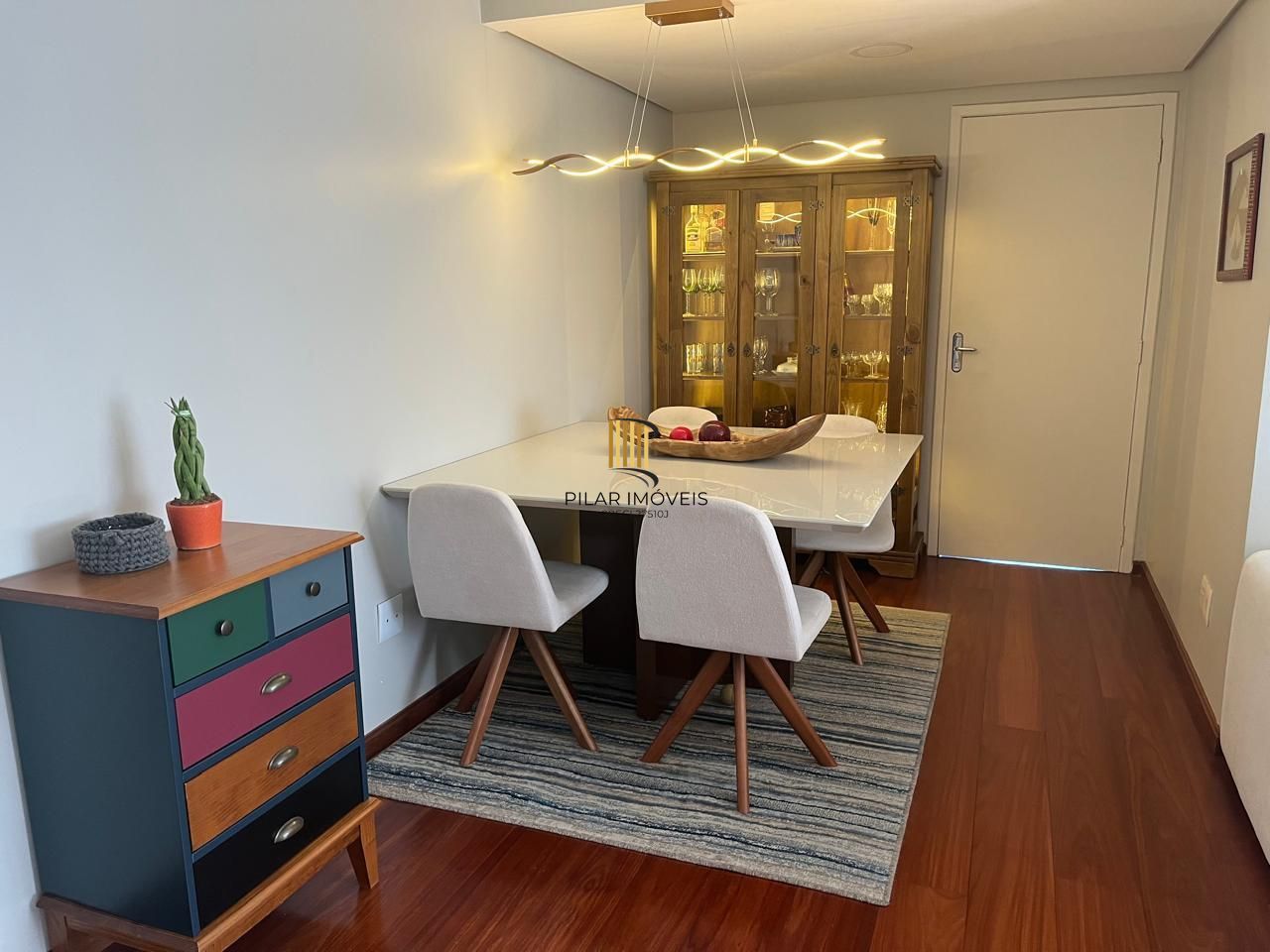 Apartamento de 2 quartos, 2 banheiros e 1 vaga de garagem no bairro Santana POA