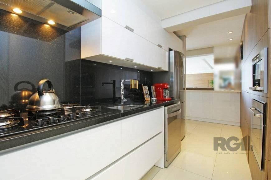 EXCELENTE OPORTUNIDADE! 120m2, 2 VAGAS, ANDAR ALTÍSSIMO COM VISTA PARA AEROPORTO! Apartamento 3 dormitórios (sendo 1 suíte) 