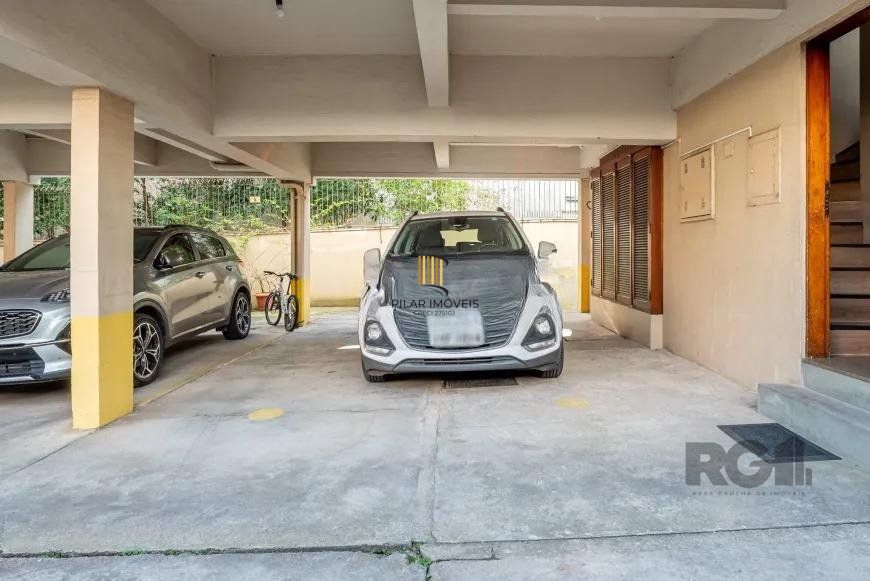 Cobertura desocupada, espaçosa e bem iluminada nos bairros Bom Fim/Rio Branco, com 3 dormitórios, sendo 2 suítes, e 2 vagas cobertas que acomodam até 4 veículos.
