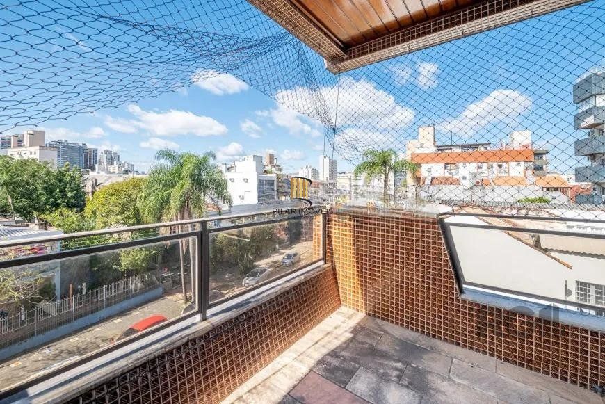 Cobertura desocupada, espaçosa e bem iluminada nos bairros Bom Fim/Rio Branco, com 3 dormitórios, sendo 2 suítes, e 2 vagas cobertas que acomodam até 4 veículos.