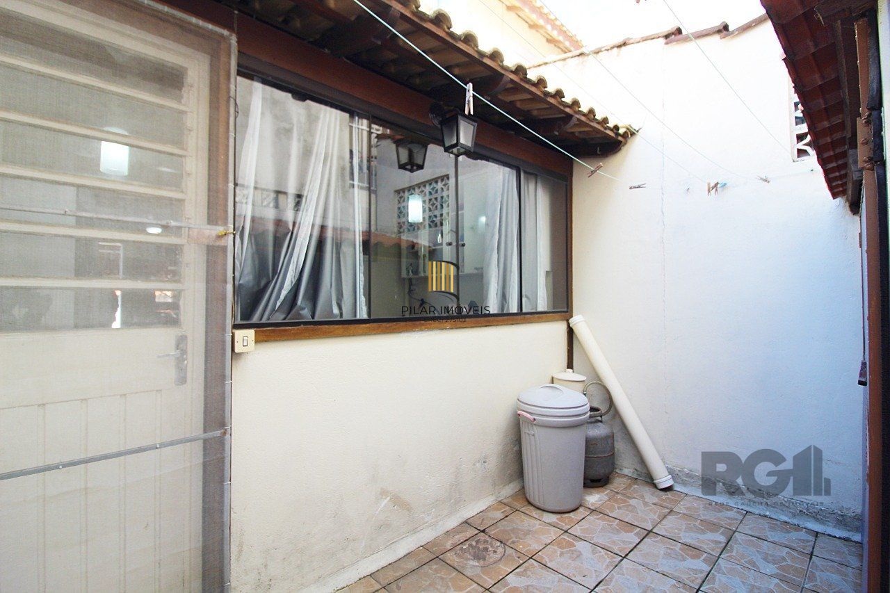 Sobrado com dois dormitórios e uma vaga de garagem próximo ao Zaffari da Juca Batista no bairro da Hípica em Porto Alegre.