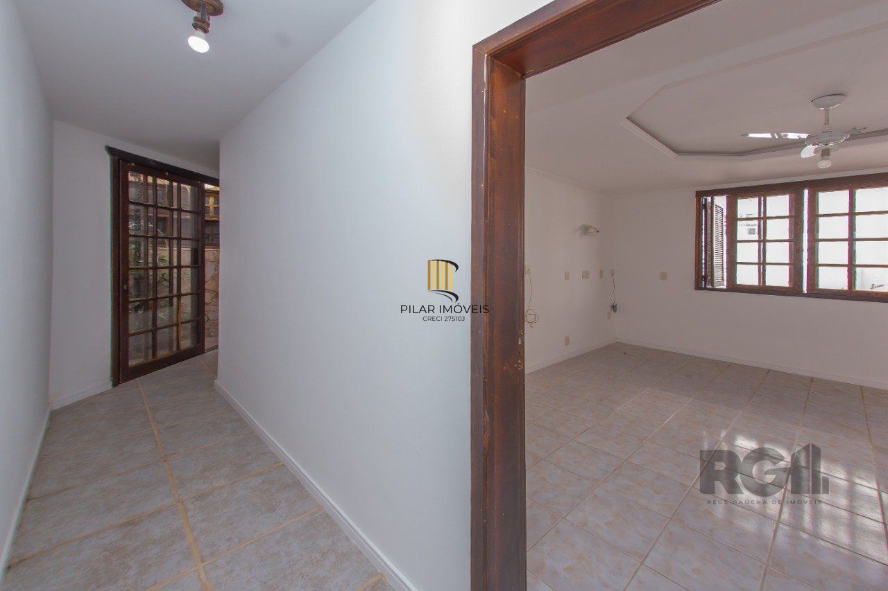Casa de três quartos, suíte e Três vagas de garagem no bairro São João em POA/RS