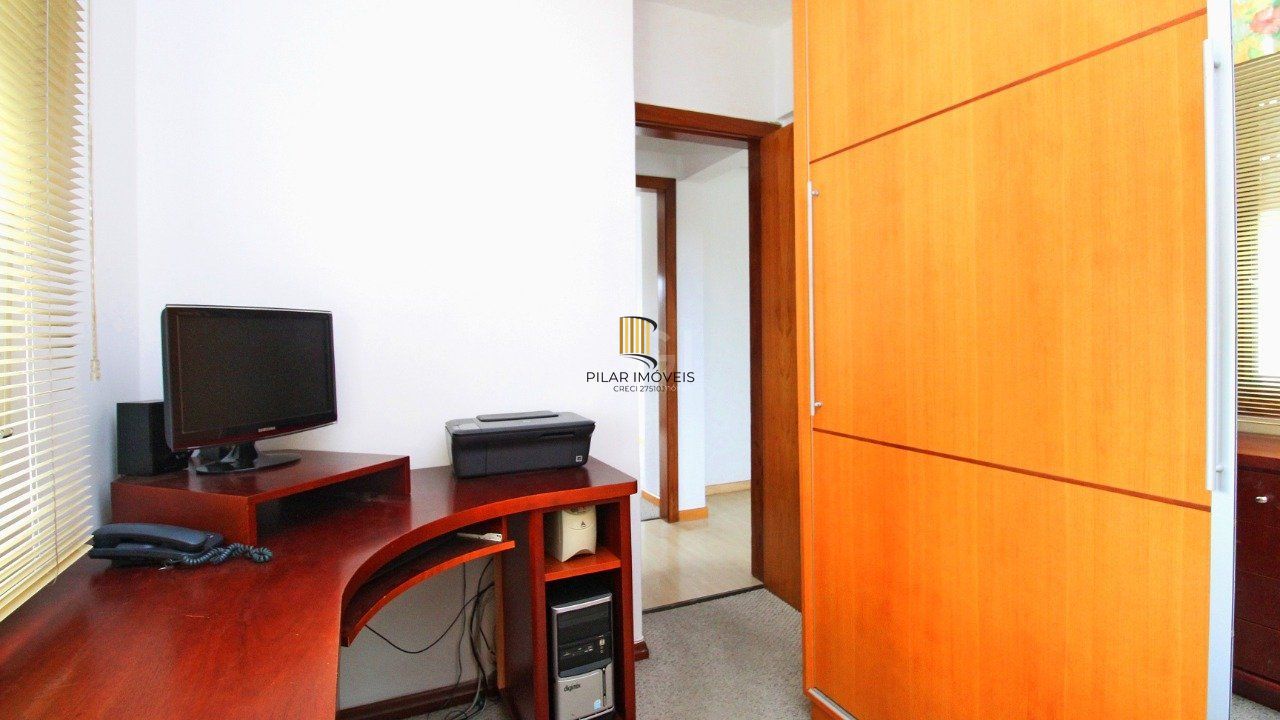 Apartamento de dois dormitórios e uma vaga de garagem na Rua Marcelo Gama, bairro Auxiliadora em Porto Alegre.