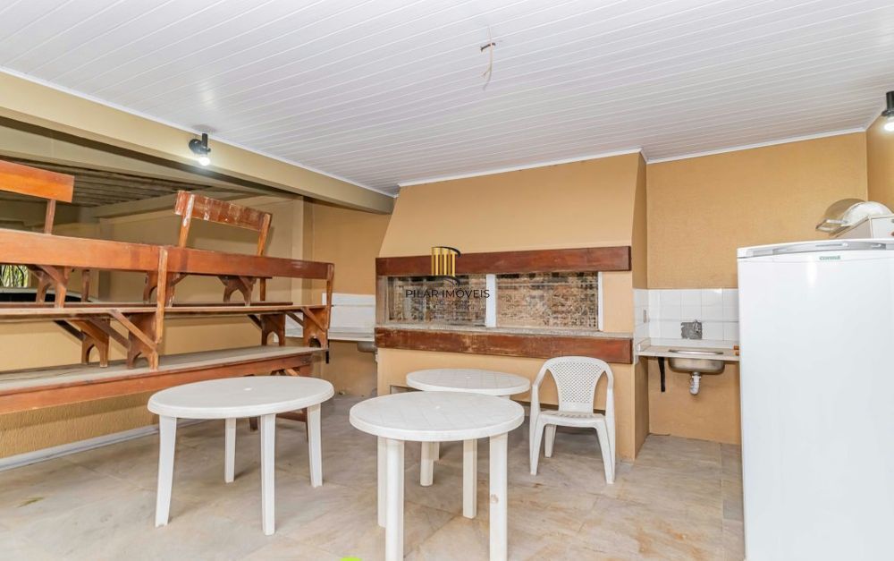 Apartamento de 2 quartos em prédio com elevador, churrasqueira e garagem