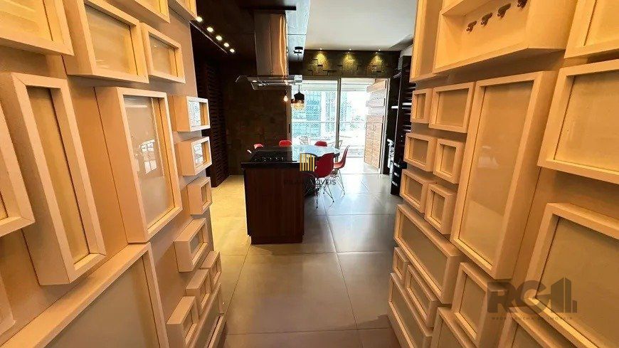 Apartamento 2 dormitórios, sendo 1 suíte, 77 m² de área privativa e 2 vaga(s) de garagem. Localizado na Rua Mario Antunes da Cunha, no bairro Petrópolis em Porto Alegre.