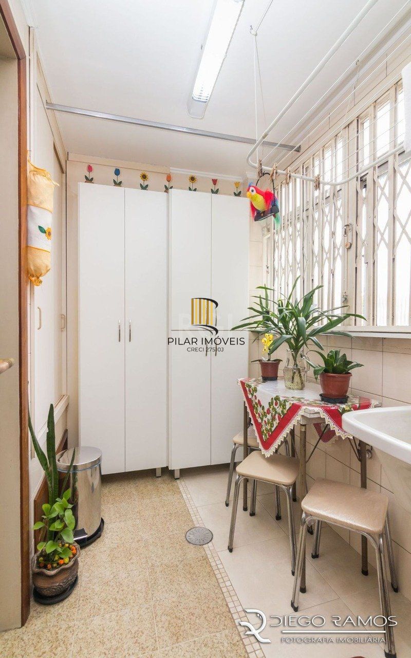 Apartamento de 2 dormitórios ,80 M² com possibilidade de transformação em 3 dormitórios. Living: Para dois ambientes e estar íntimo. Copa-Cozinha: Funcional e bem equipada. Ampla Área de Serviç