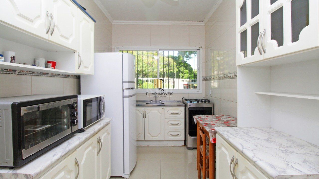 Casa térrea de 2 dormitórios e 3 vagas de garagem na Vila Ipiranga em Porto Alegre.
