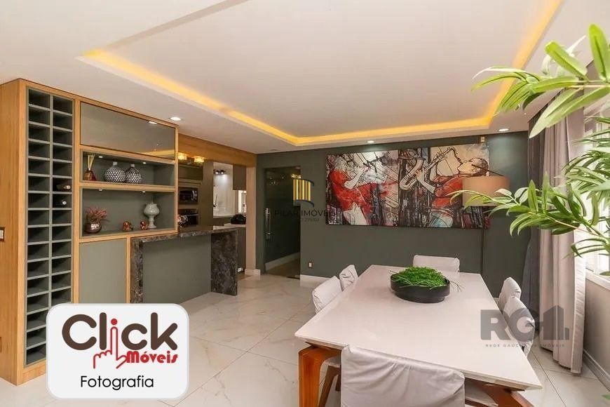 Apartamento 4 dormitórios, sendo 1 suíte, 193 m² de área privativa e 2 vaga(s) de garagem. Localizado na Rua/Av. Carlos Gomes, no bairro Auxiliadora em Porto Alegre.