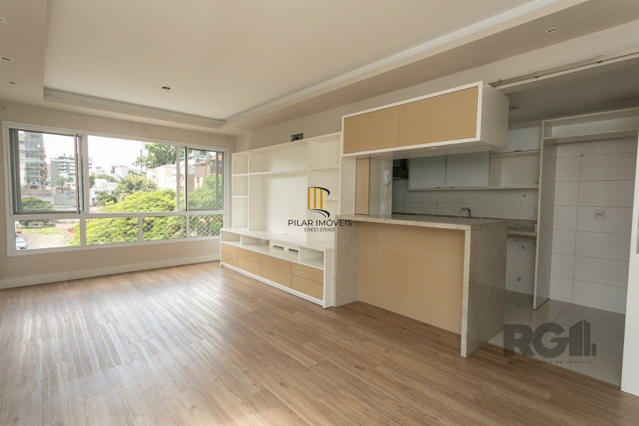 Apartamento semimobiliado e decorado no bairro Auxiliadora, com 91 m²