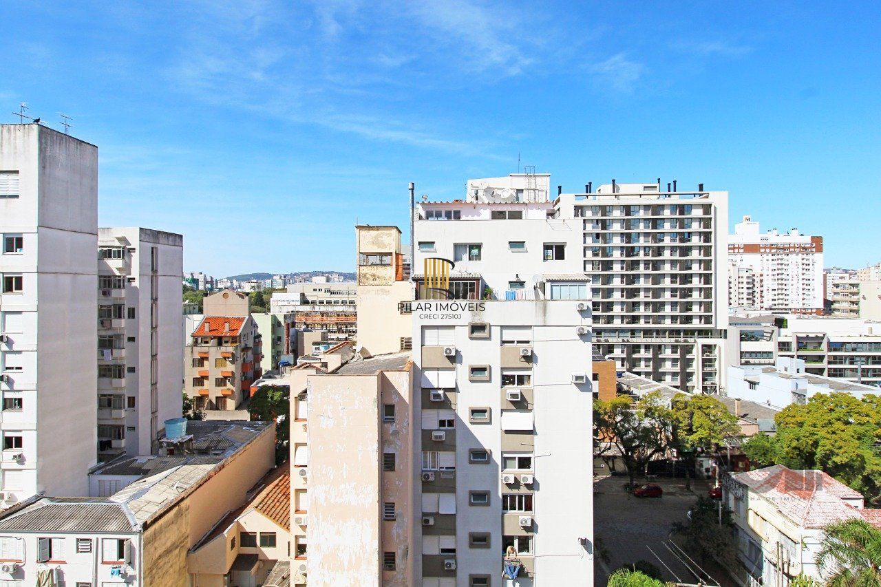 Vende Apartamento de cobertura duplex de 2 dormitórios com garagem escriturada e semi-mobiliado, no bairro Cidade Baixa.
