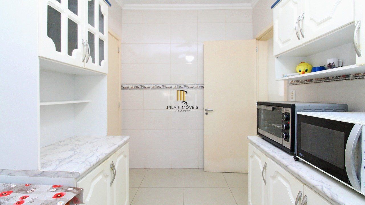 Casa térrea de 2 dormitórios e 3 vagas de garagem na Vila Ipiranga em Porto Alegre.