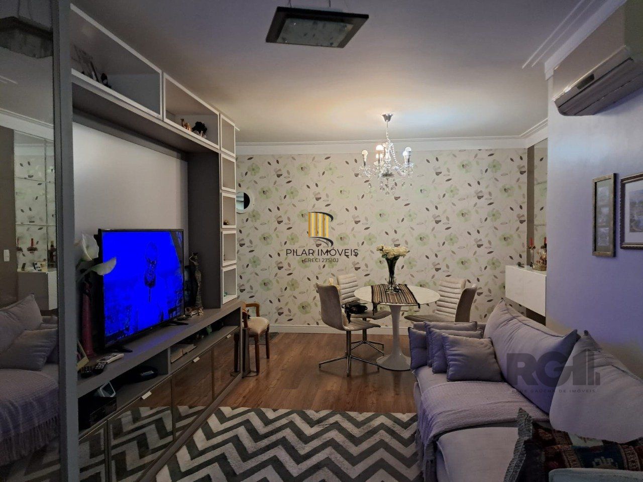 Apartamento de dois quartos, suíte e uma vaga de garagem no bairro Santana em Porto Alegre.