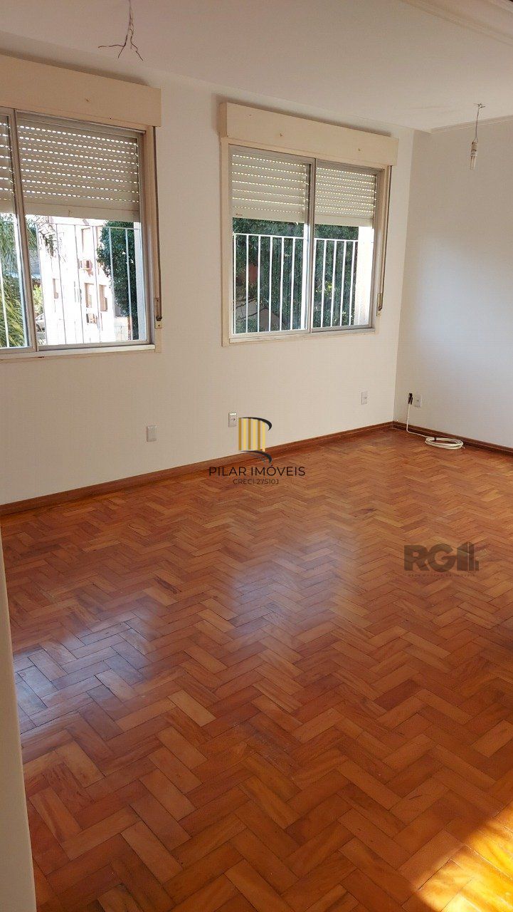 Apartamento de dois dormitórios com uma vaga de garagem no bairro Cristal em Porto Alegre.
