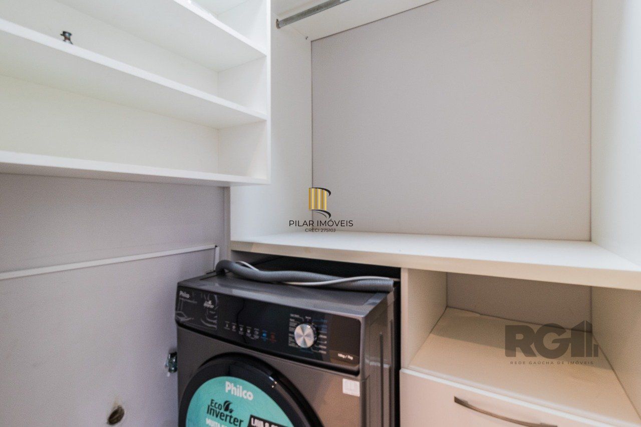   Excelente apartamento semi mobiliado de 3 quartos (dormitórios) transformados em 2 quartos, suíte, churrasqueira e 2 vagas de garagem no bairro Jardim Carvalho em Porto Alegre.