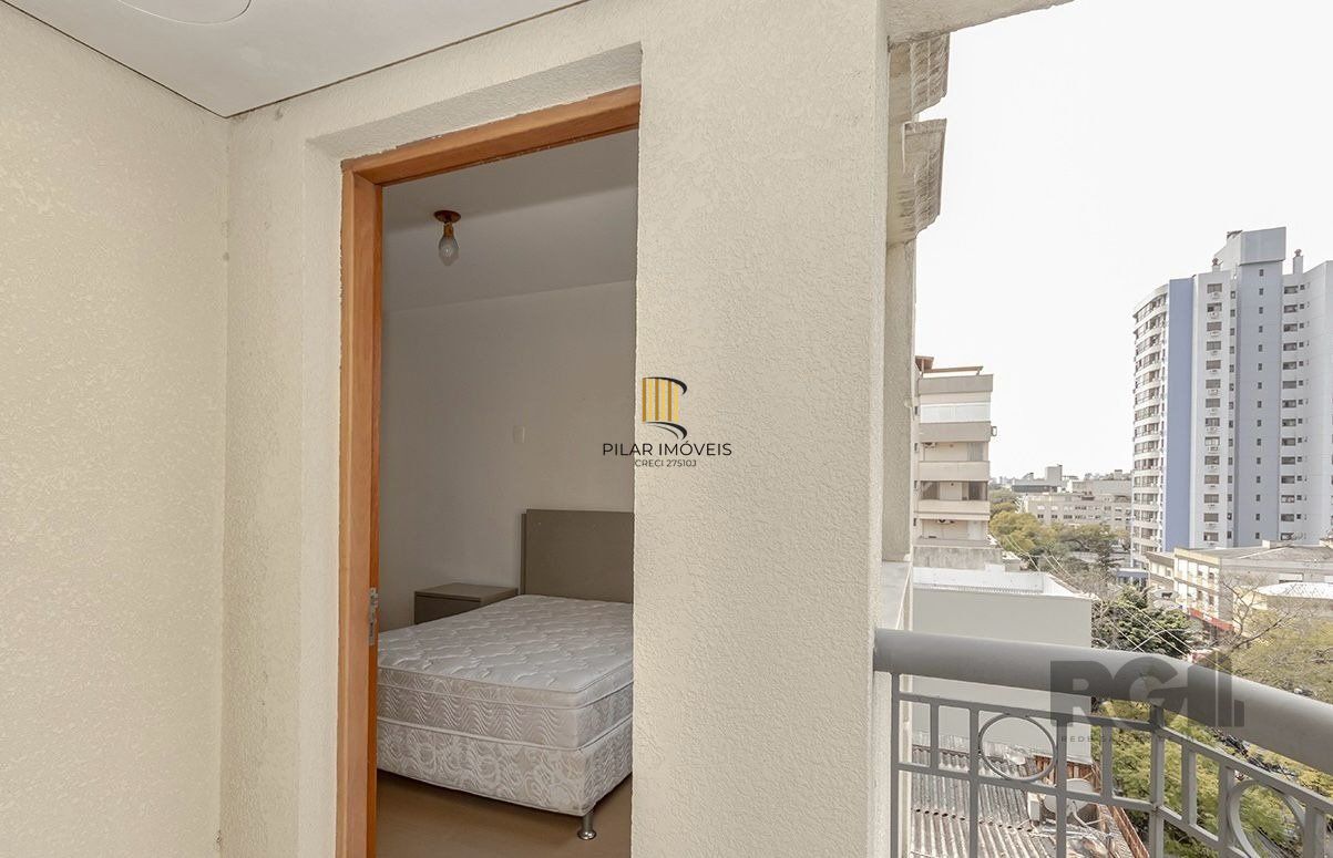   Apartamento de um quarto, suíte e uma vaga de garagem no bairro Menino Deus em Porto Alegre.