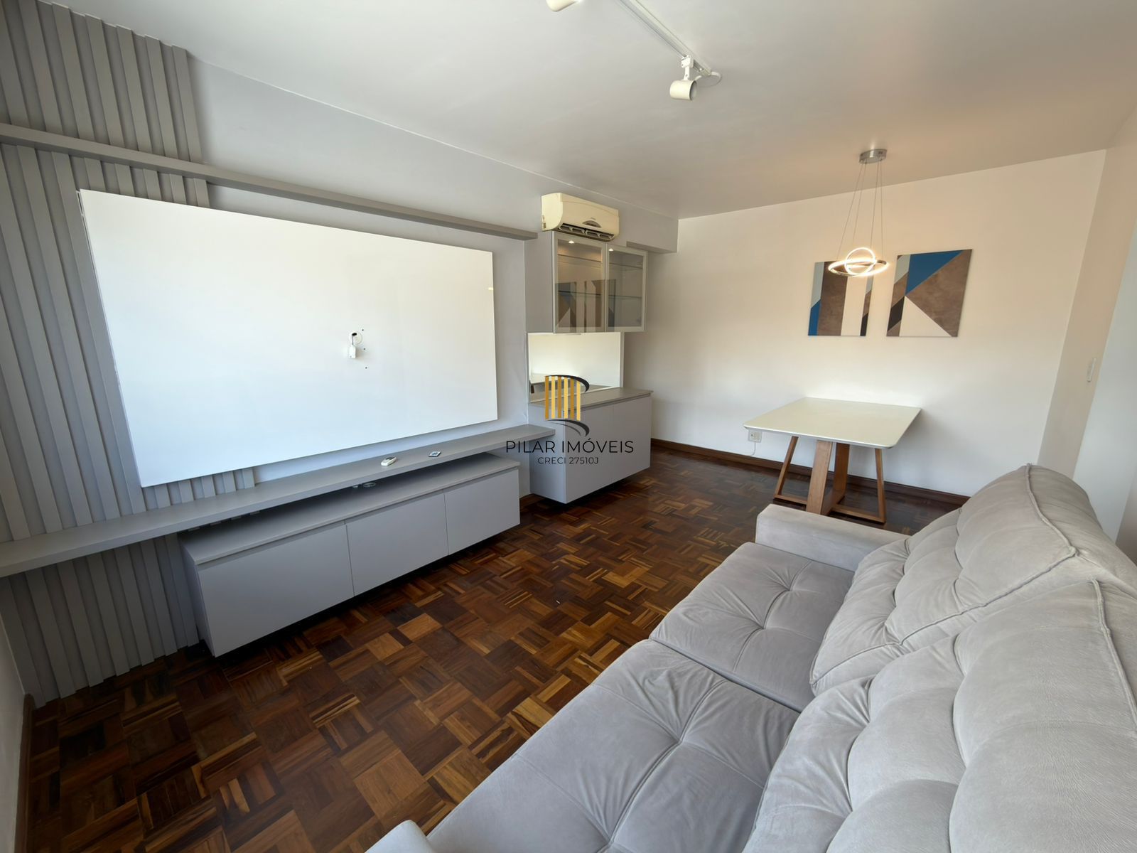 Apartamento de 2 quartos e 1 vaga de garagem no bairro Floresta em POA