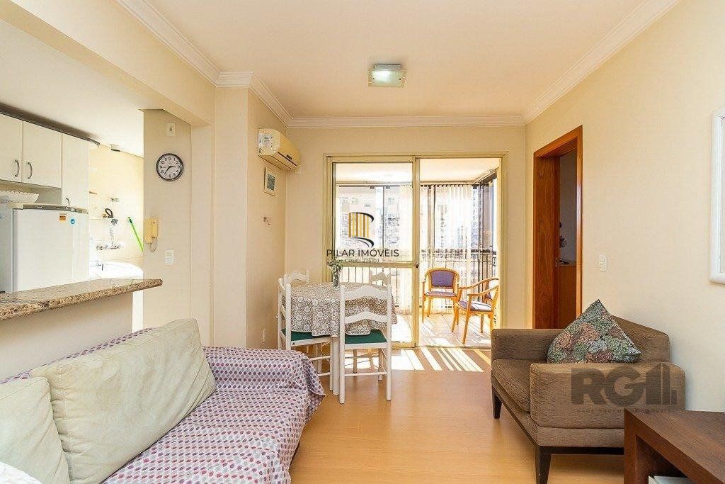   Apartamento de um quarto, suíte e uma vaga de garagem no bairro Menino Deus em Porto Alegre.