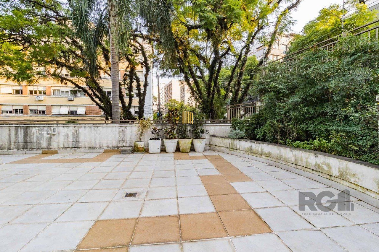 Apartamento de três quartos, suíte e duas vagas de garagem no bairro Rio Branco em Porto Alegre.