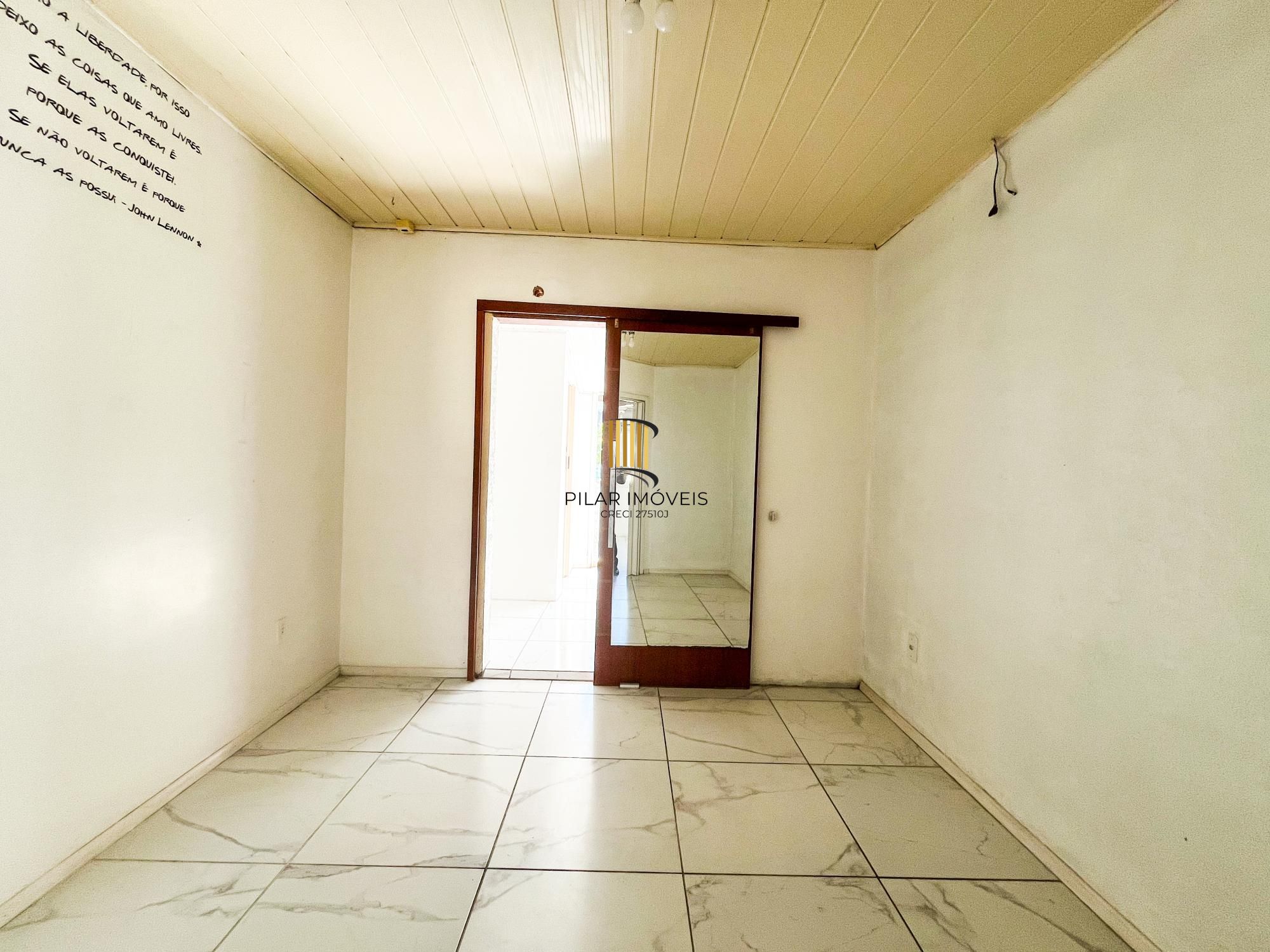 Casa de dois quartos, uma vaga de garagem, em condomínio fechado em Porto Alegre