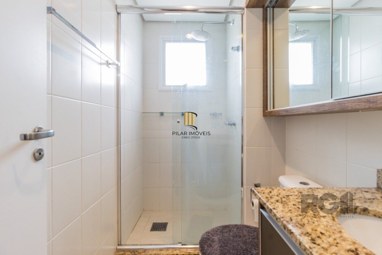   Excelente apartamento semi mobiliado de 3 quartos (dormitórios) transformados em 2 quartos, suíte, churrasqueira e 2 vagas de garagem no bairro Jardim Carvalho em Porto Alegre.