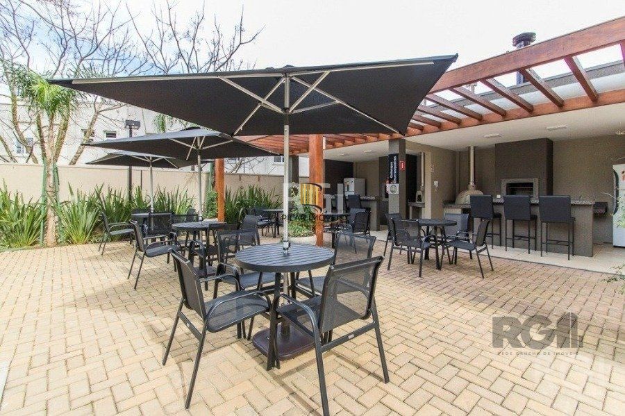 Apartamento com 75m² privativos, 2 dormitórios sendo 1 suíte, living dois ambientes,  imóvel arejado e iluminado.